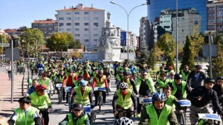 İklim değişikliğine dikkat çekmek için pedal çevirdiler