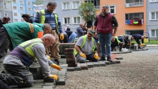 İmece ile ilçelerinin caddelerine parke taşı döşediler