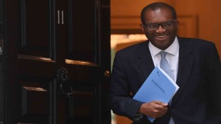 İngiltere Maliye Bakanı Kwasi Kwarteng görevden alındı.