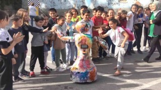 İnsansı robot dans gösterisi ile eğlendirdi, öğrenciler eşlik etti
