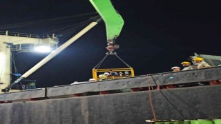 İskenderunda gemi ambarına düşen işçi yaralandı