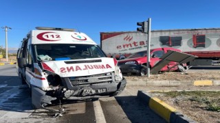 Ispartada ambulans ile hafif ticari araç çarpıştı: 1 ölü, 6 yaralı