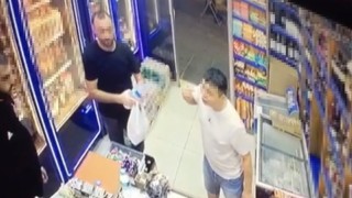 İstanbulda alkollü şahsa küfür dayağı kamerada