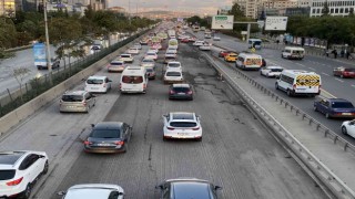 İstanbulda haftanın son iş gününde trafik yoğunluğu oluştu