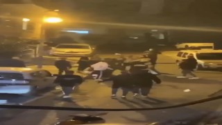 İstanbulda korkunç kavga kamerada: Kaskla kafalarına vurdular