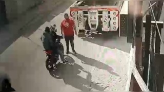 İstanbulda silahlı saldırı kamerada: Saldırganların sesine çıkınca vuruldu