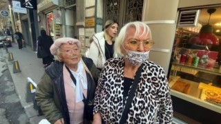 İstanbulda taksici rezaleti: Yaşlı iki kadını görmezden gelip yanlarından geçtiler