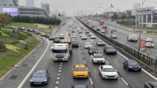 İstanbulda yağmur nedeniyle trafik yoğunluğu yaşanıyor