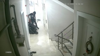 İstanbulda yangın söndürme tüpü hırsızına köpekli suçüstü kamerada
