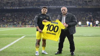 İstanbulspor ile 100. maçına çıkan Oğuzhan Berbere plaket verildi