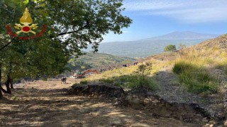İtalyada yangın söndürme uçağı düştü: 2 ölü