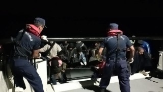 İzmir açıklarında 42 göçmen yakalandı, 14 düzensiz göçmen kurtarıldı