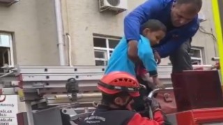 İzmirde aile sağlığı merkezinde korkutan yangın: 3ü çocuk 13 kişi kurtarıldı