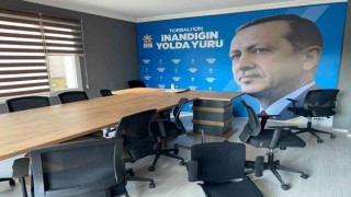 İzmirde AK Parti bürosuna saldırı