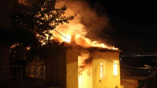 İzmirde alevli gece: 3 katlı müstakil ev alev alev yandı
