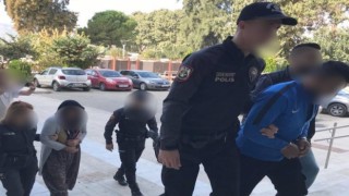 İzmirde anne oğul torbacı, narkotik polisine yakalandı