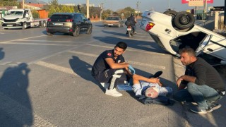 İzmirde otomobil yol kenarını devrildi, 2 kişi yaralandı