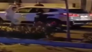 İzmirde yol verme kavgası: Kafasına kaldırım taşı ile vurdular
