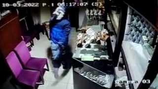 İzmirdeki kuyumcuyu çaldıkları motosiklet ile soymuşlar