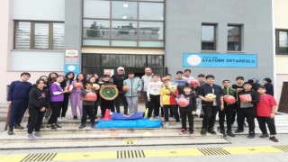 İzmit Belediyesi, 5 okula spor malzemesi desteğinde bulundu