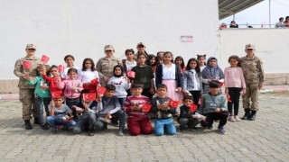 Jandarma, çocuklarla birlikte Cumhuriyet Bayramını kutladı