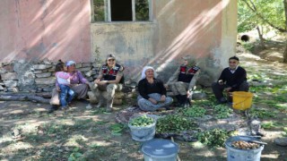 Jandarma yaşlılar ve çocukları sevindirdi