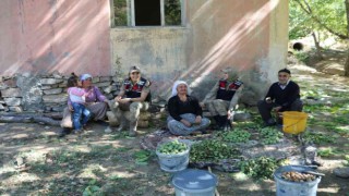 Jandarma yaşlılar ve çocukları sevindirdi