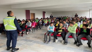 Jandarmanın okul öğrencilerine yönelik trafik eğitimleri sürüyor