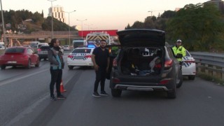 Kadıköyde ehliyetsiz araç kullanan rap şarkıcısı denetime takıldı