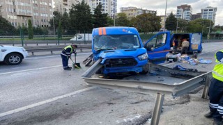 Kadıköyde kargo aracı bariyerlere ok gibi saplandı, bariyer kasadan çıktı