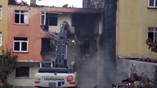 Kadıköyde patlamanın yaşandığı bina iş makinesiyle yıkılmaya başlandı