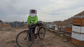 Kadın üretici bisikletiyle 90 kilometreyi aşıp ‘arı gibi çalışıyor