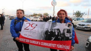 Kadınlardan 120 kilometrelik Cumhuriyet Yürüyüşü: Türk bayrağını Sinoptan Samsuna getirdiler