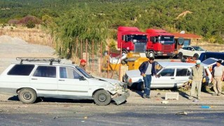 Kafa kafaya çarpışan araçlardan yara almadan kurtuldular