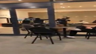 Kafedeki kavgada sandalyeler ve tekmeler havada uçuştu