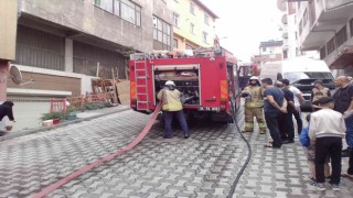 Kağıthanede bir binada çıkan yangın, paniğe neden oldu