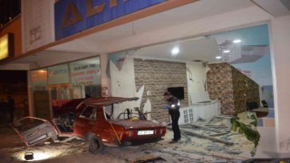 Kahramanmaraşta otomobil iş yerine girdi: 1 ölü, 4 yaralı