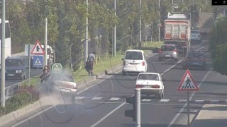 Kaldırımda beklerken neye uğradıklarını şaşırdılar
