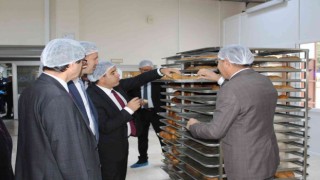 Kamu kurumları için öğrenciler günlük 15 bin ekmek üretiyor