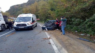 Kamyondan düşen tomruğa çarpan otomobil sürücüsü yaralandı