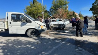 Kamyonetle otomobil kafa kafaya çarpıştı; 1 ölü 3 yaralı