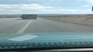 Kamyonetten fırlayan lastik az daha felakete sebep oluyordu