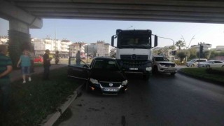 Kamyonun çarptığı otomobil, kaldırım ile kamyon arasında sıkıştı