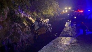 Kapağı açılmayan kamyonet dereye uçtu, kamyonet sürücüsü yaralandı