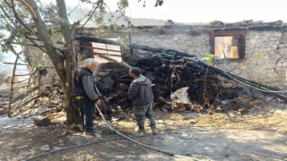 Karacasuda müstakil ev çıkan yangında küle döndü