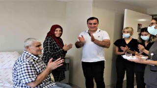 Karaciğer nakli olan hastaya ameliyat ekibinden sürpriz doğum günü kutlaması