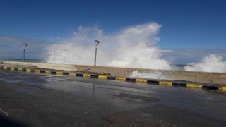 Karadenizde 5 metreyi aşan dalgalar sahili dövdü