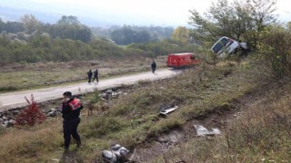 Karşı şeride geçen otomobil şarampole uçtu: 2 yaralı