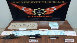 Karsta araç tavan lambasına saklanan uyuşturucu polise takıldı
