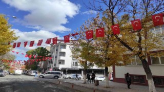 Karsta cadde ve sokaklar bayraklarla donatıldı